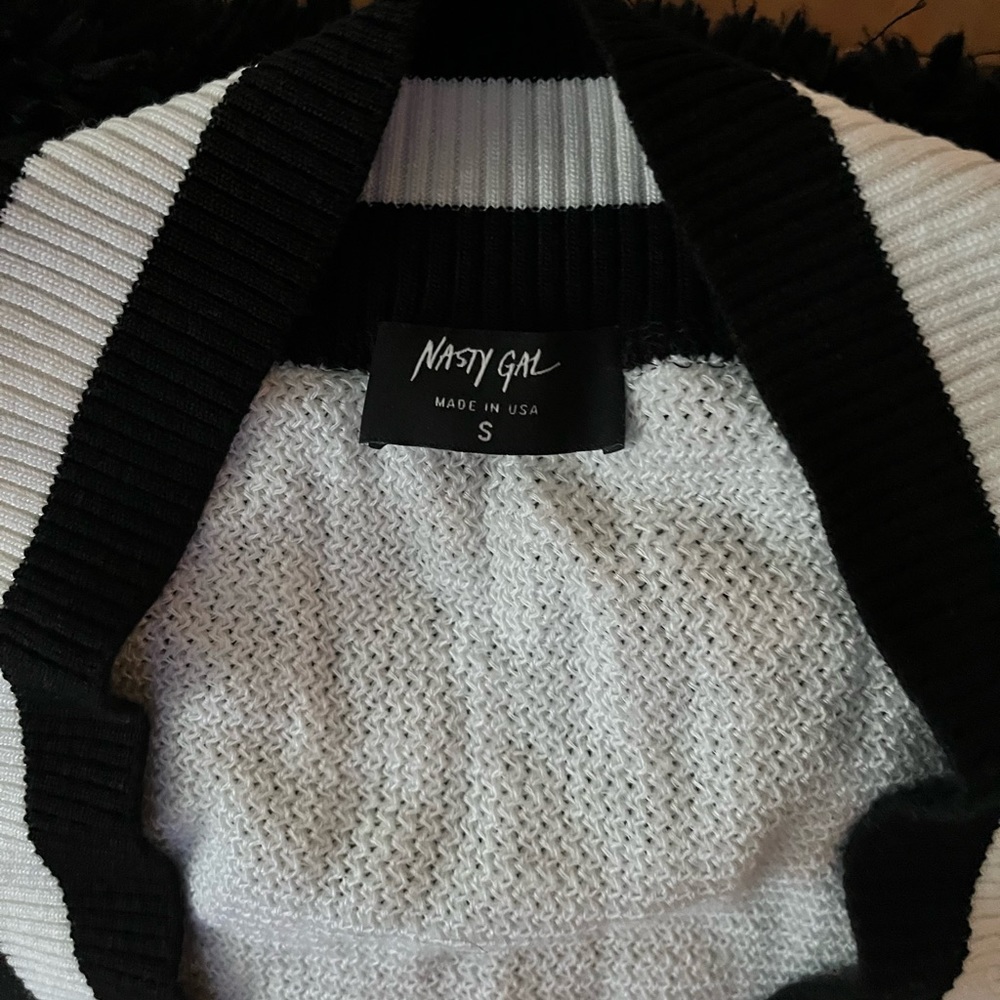 Size small varsity sweater. Looks perfect with black leggings/leather pants